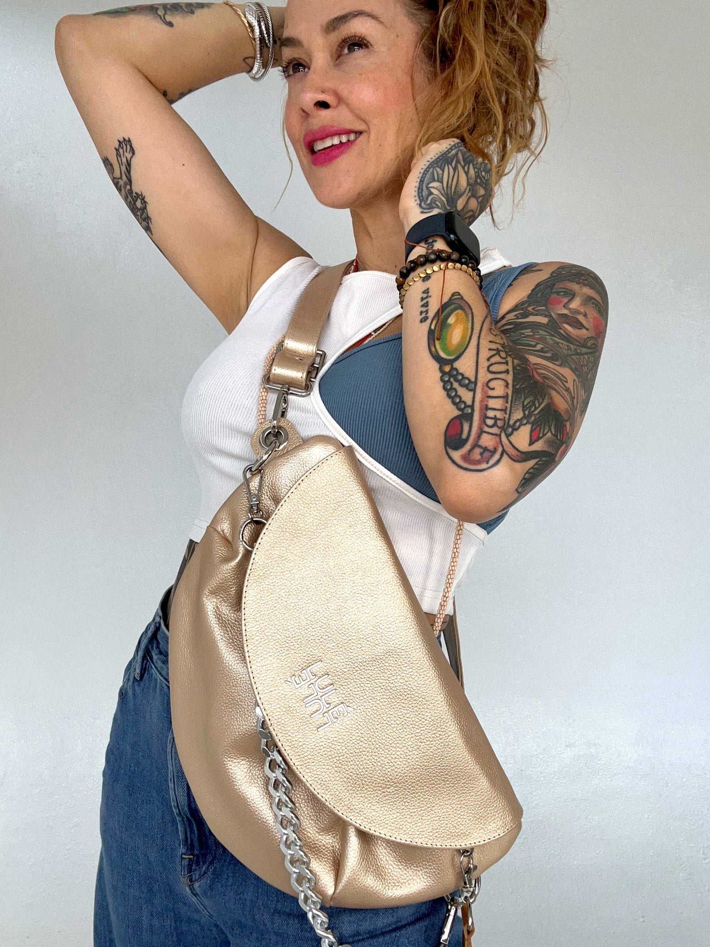 Reptilia Bag Dorada Standard Cadena Plata y Tag Rojo