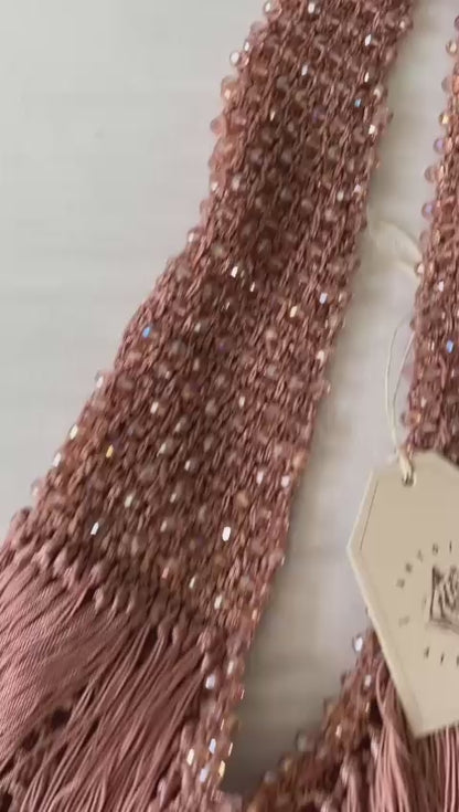 Bolsa tejida a mano en cristales palo rosa